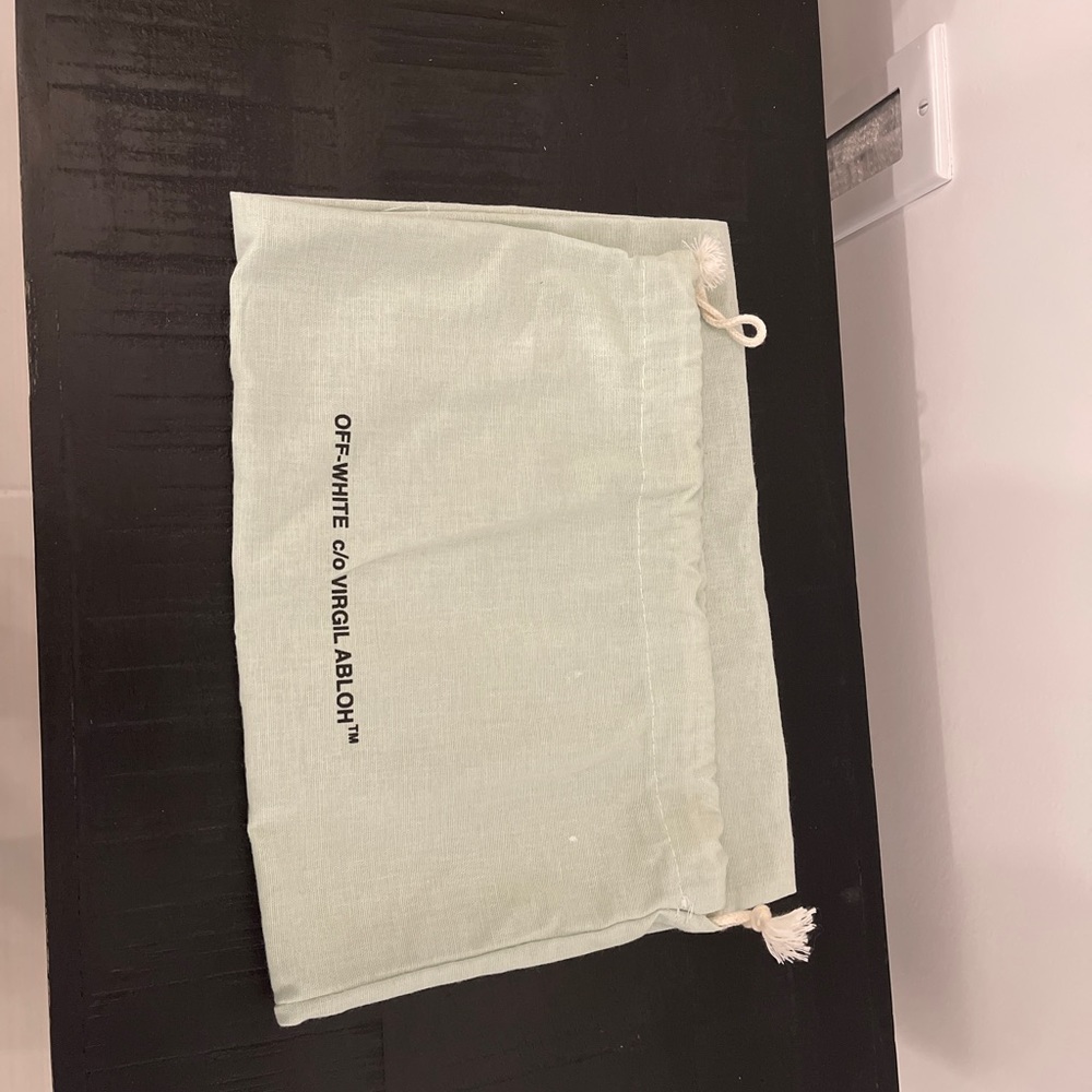 Off-white slides - Picture 8 of 10